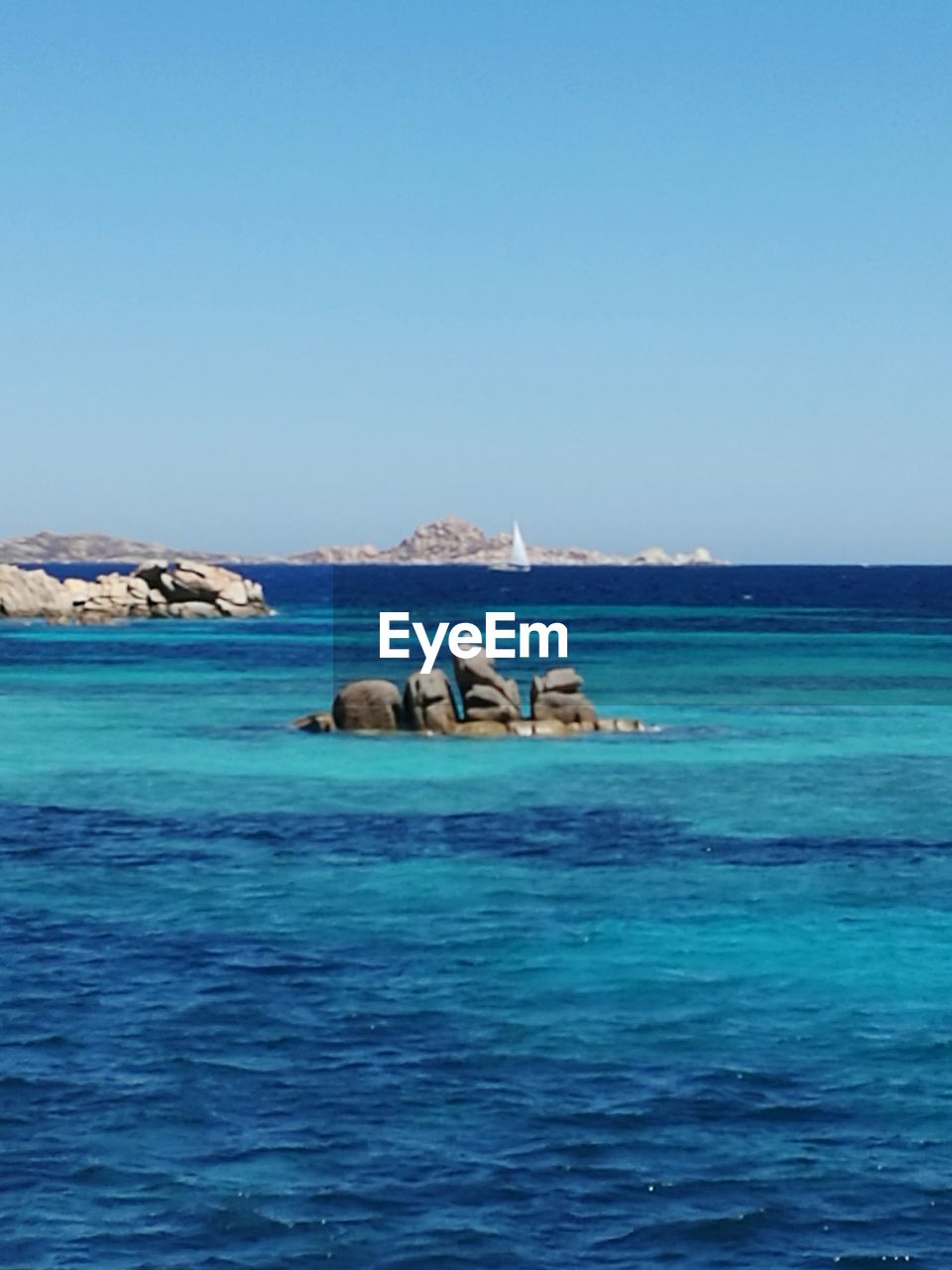 PANORAMIC VIEW OF SEA AGAINST CLEAR BLUE SKY