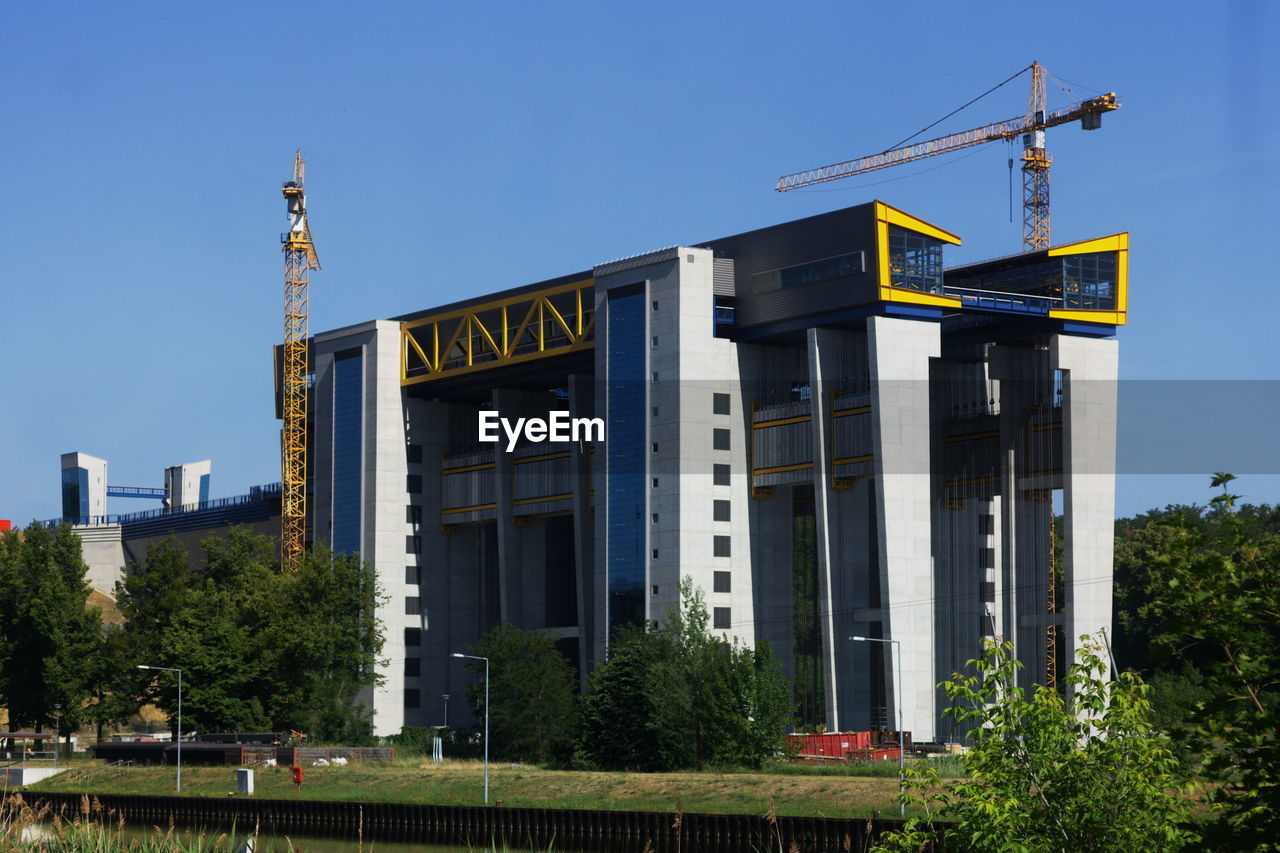 LOW ANGLE VIEW OF BUILDING AGAINST BLUE SKY