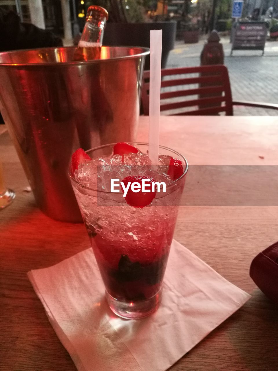 CLOSE-UP OF BEER IN GLASS