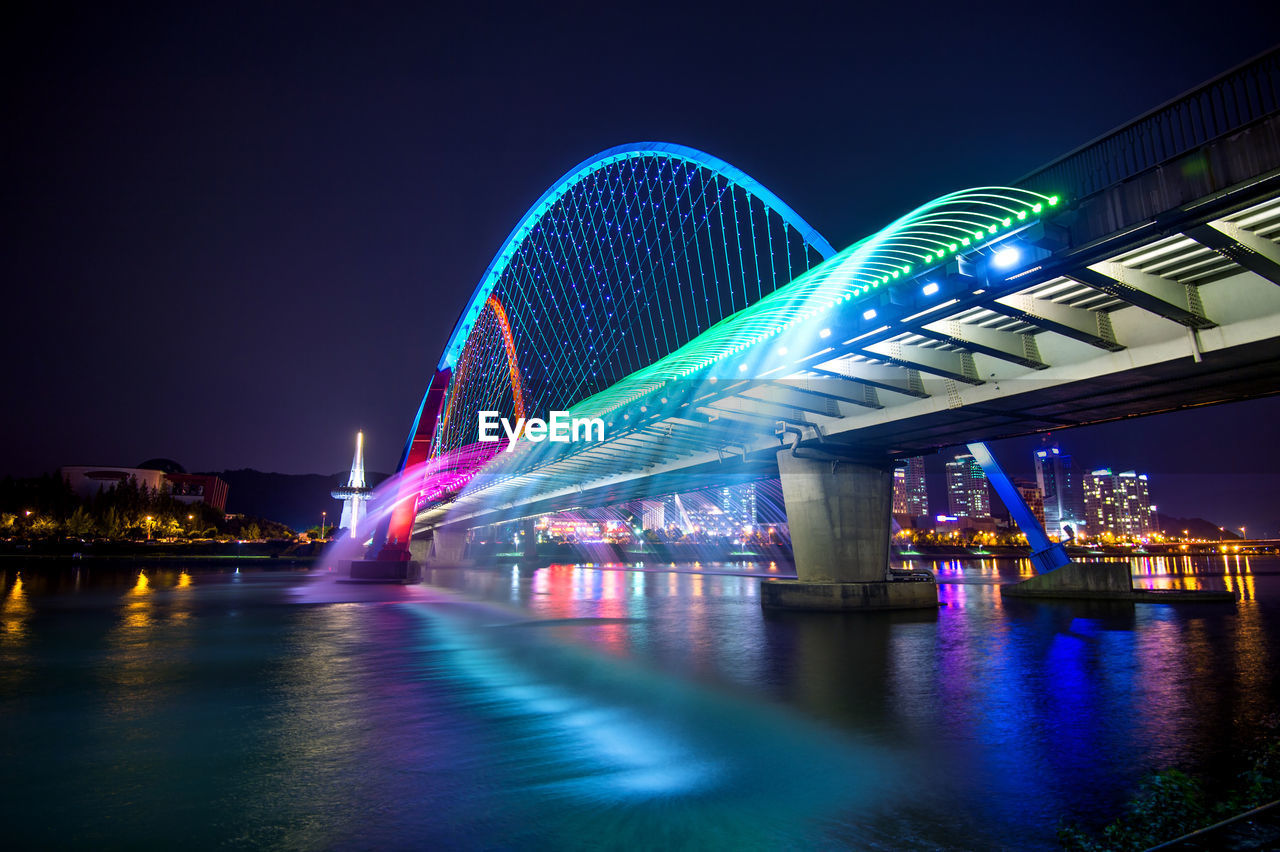 ILLUMINATED FERRIS WHEEL AGAINST SKY AT NIGHT