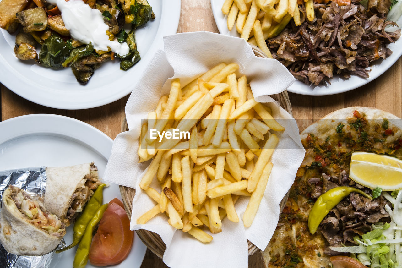 HIGH ANGLE VIEW OF FOOD ON TABLE