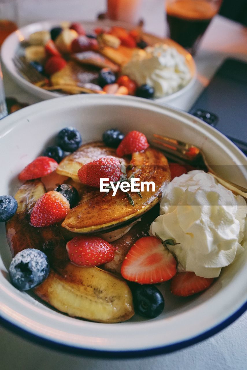 CLOSE-UP OF FRESH FRUITS IN PLATE