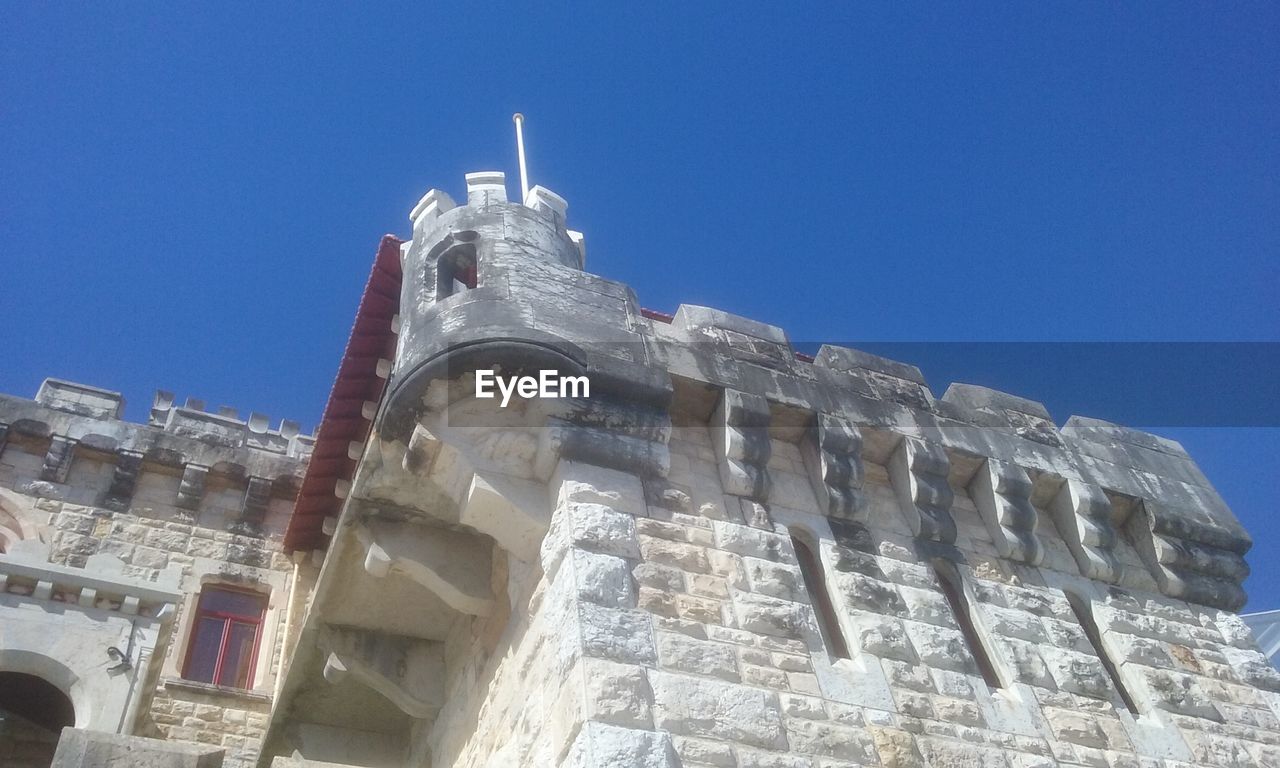 LOW ANGLE VIEW OF HISTORICAL BUILDING AGAINST BLUE SKY