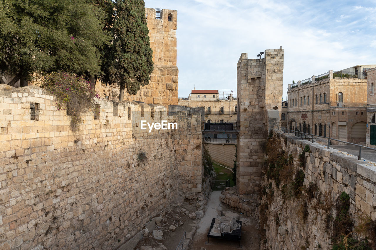 VIEW OF HISTORICAL BUILDING AGAINST SKY