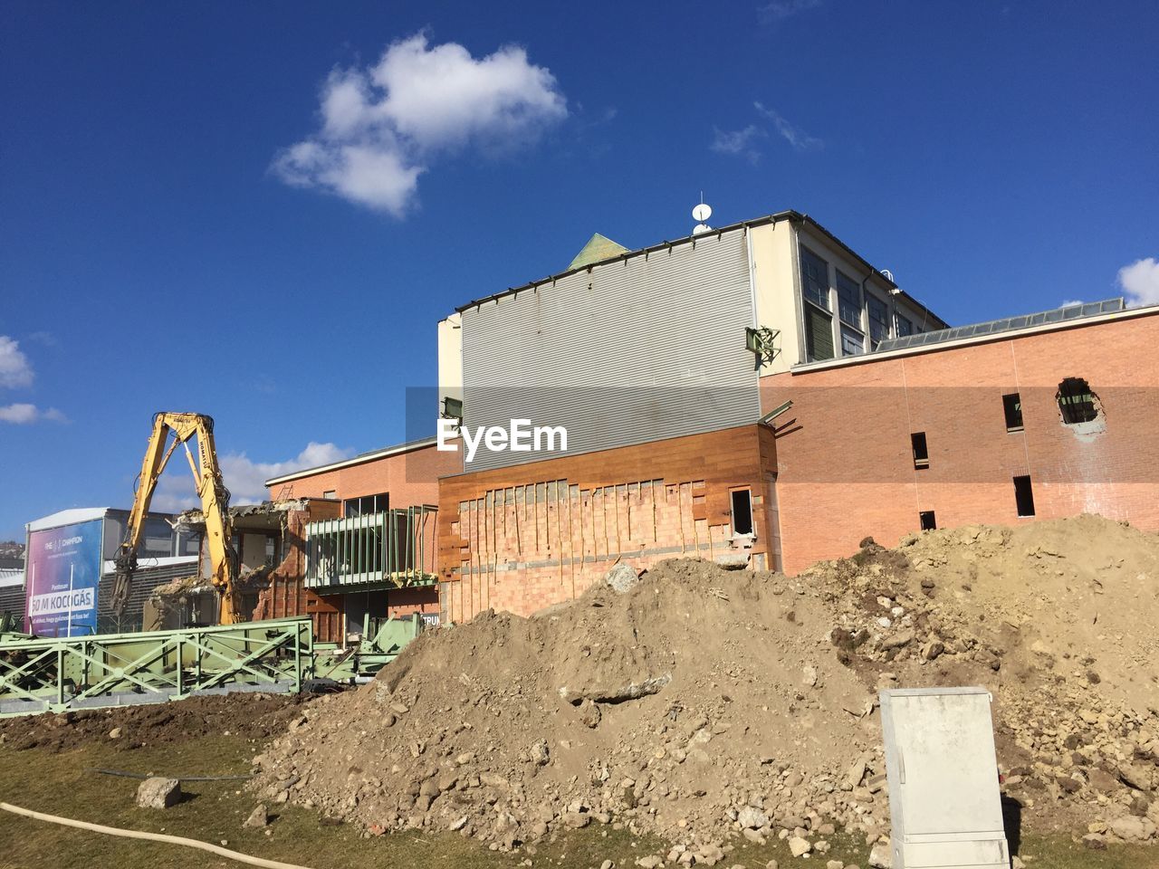 VIEW OF BUILDING IN CITY AGAINST SKY