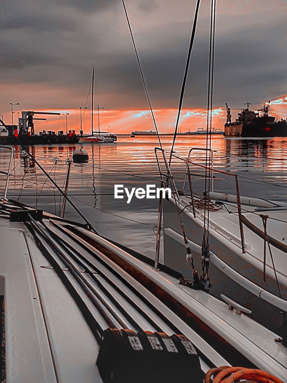 VIEW OF BOATS IN SEA AGAINST CLOUDY SKY