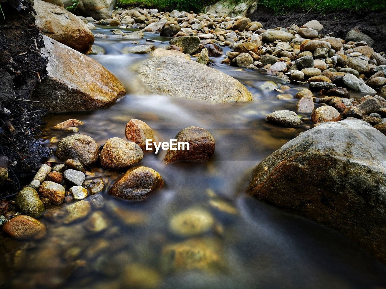 SURFACE LEVEL OF STONES ON WET SHORE