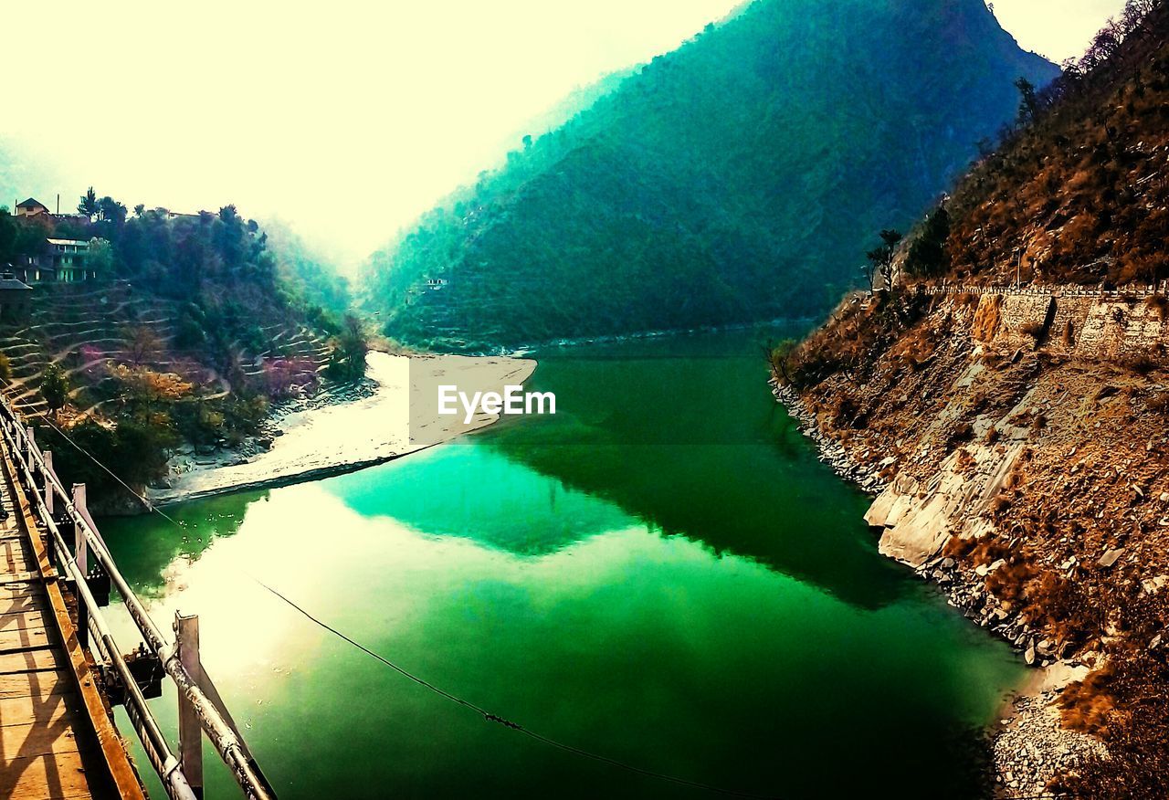 HIGH ANGLE VIEW OF DAM ON RIVER