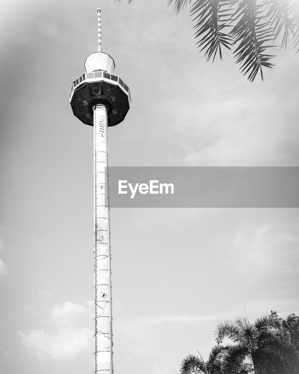 LOW ANGLE VIEW OF COMMUNICATIONS TOWER IN CITY