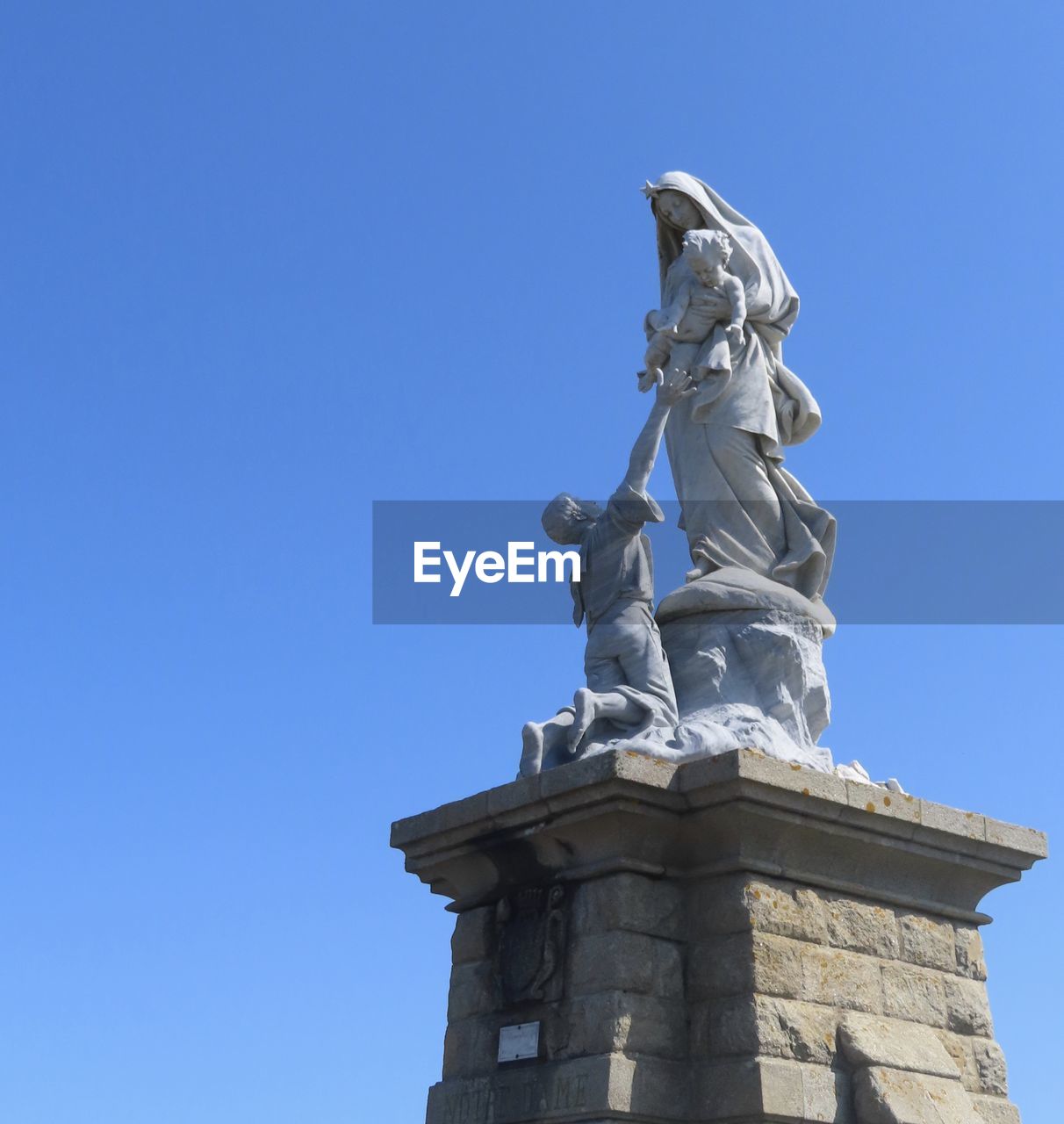 LOW ANGLE VIEW OF STATUE OF LIBERTY AGAINST SKY