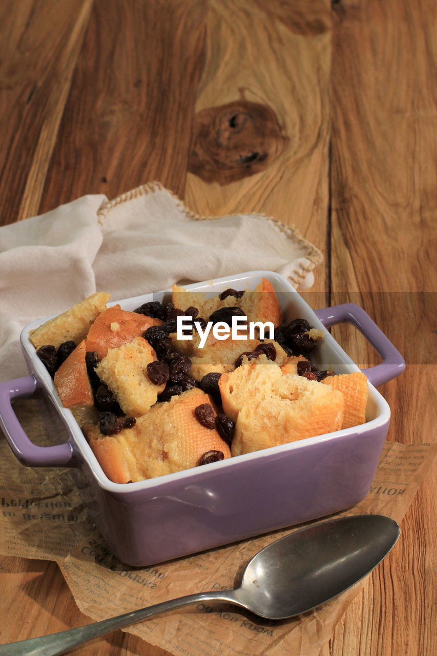 Close up cinnamon bread and butter pudding with raisins 