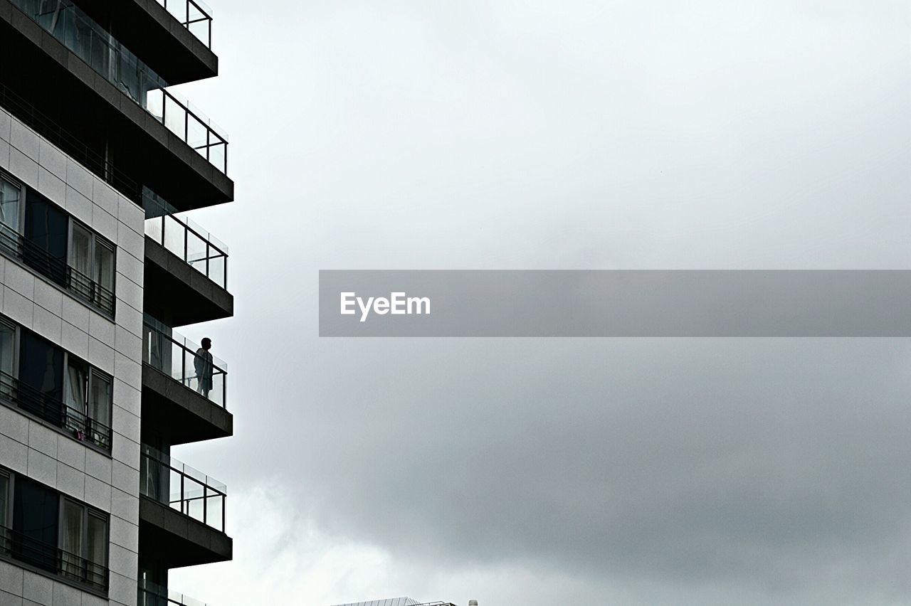 LOW ANGLE VIEW OF BUILDINGS AGAINST SKY