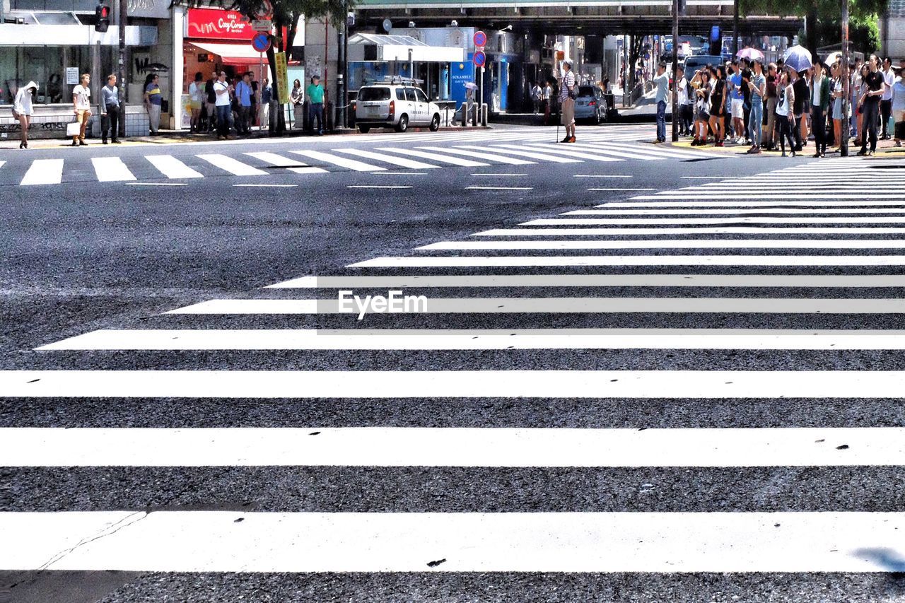 PEOPLE WALKING ON STREET IN CITY