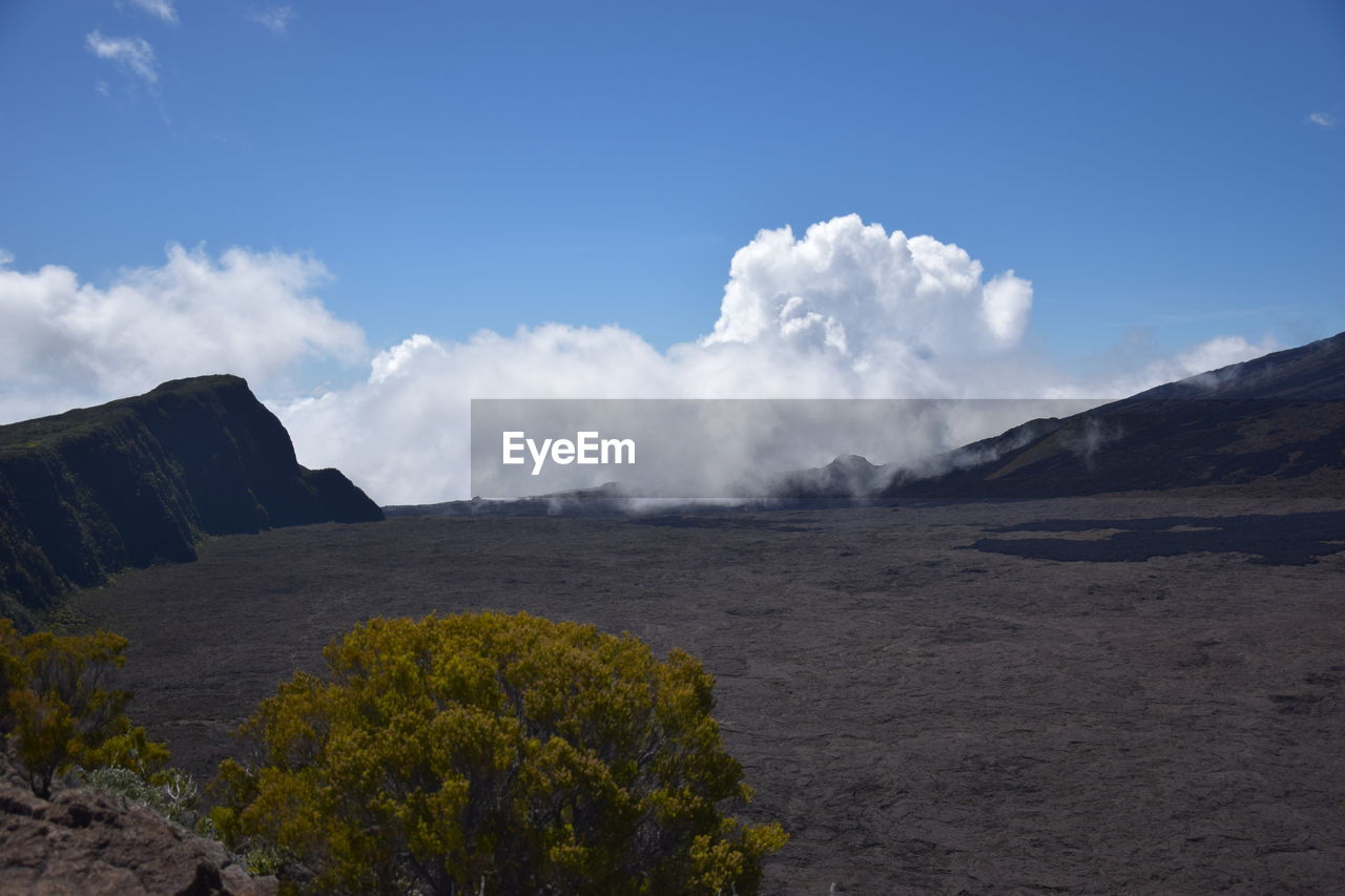 PANORAMIC VIEW OF LANDSCAPE AND MOUNTAINS AGAINST SKY