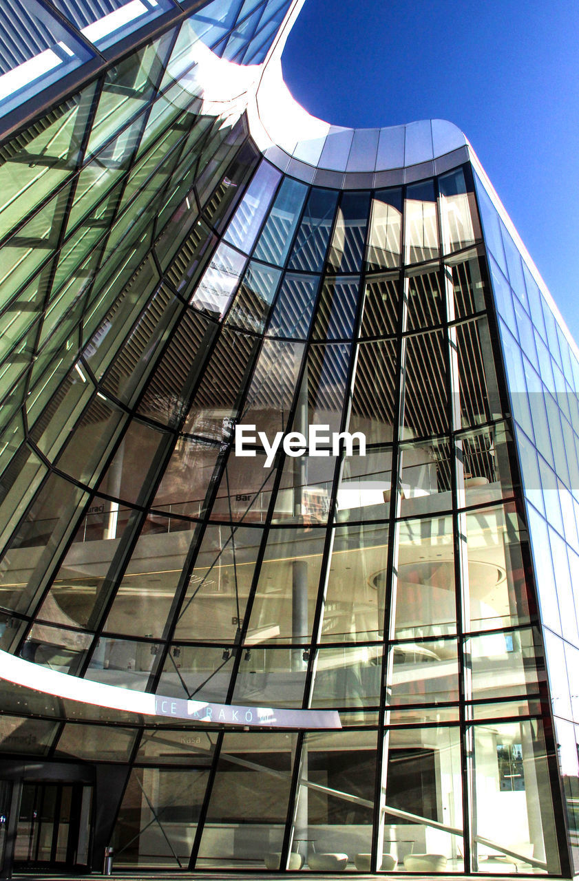 LOW ANGLE VIEW OF MODERN OFFICE BUILDING AGAINST SKY