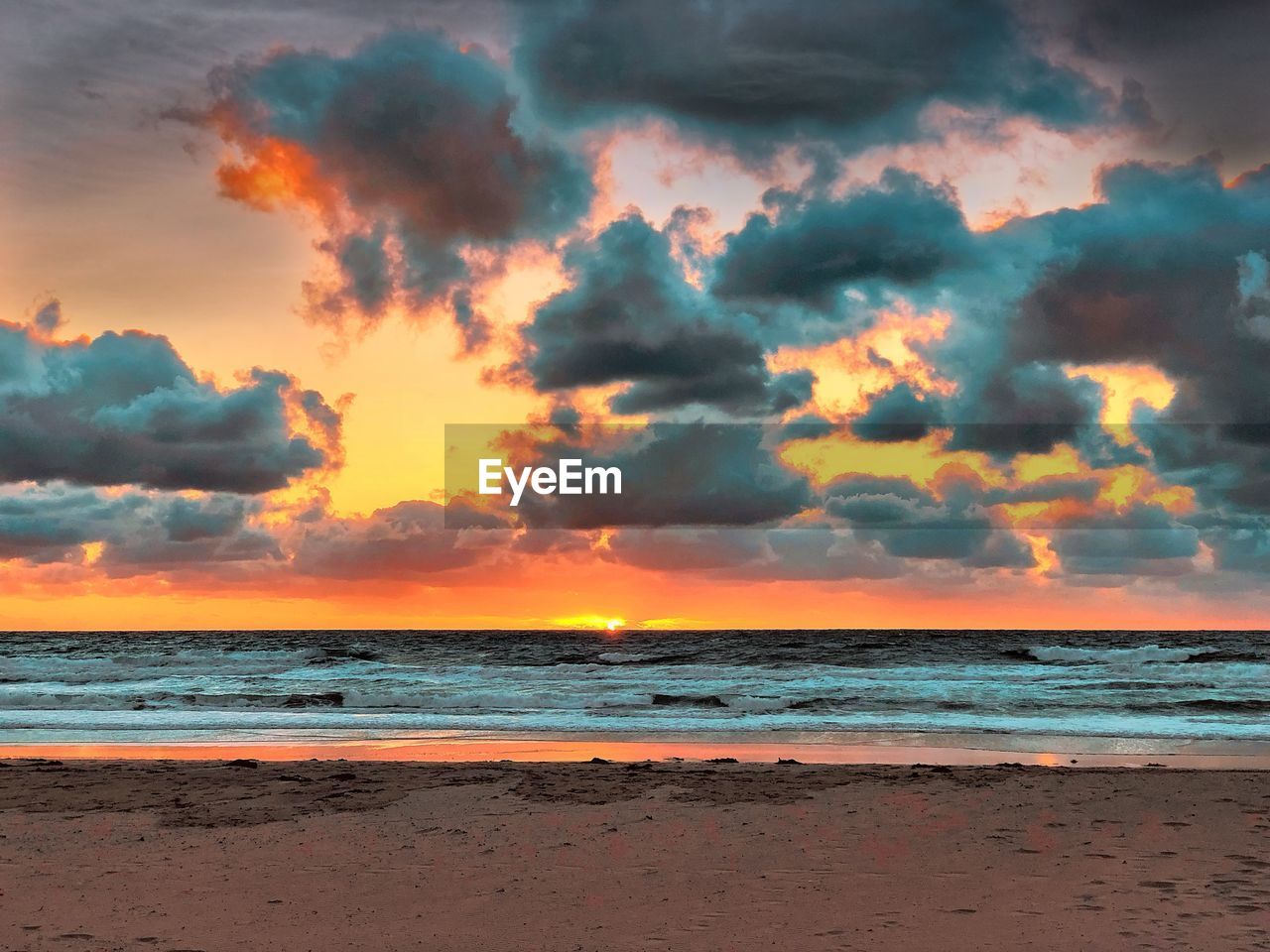 SCENIC VIEW OF SEA AGAINST SKY AT SUNSET