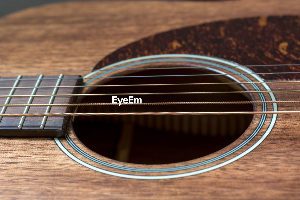 CLOSE-UP OF GUITAR WITH TABLE