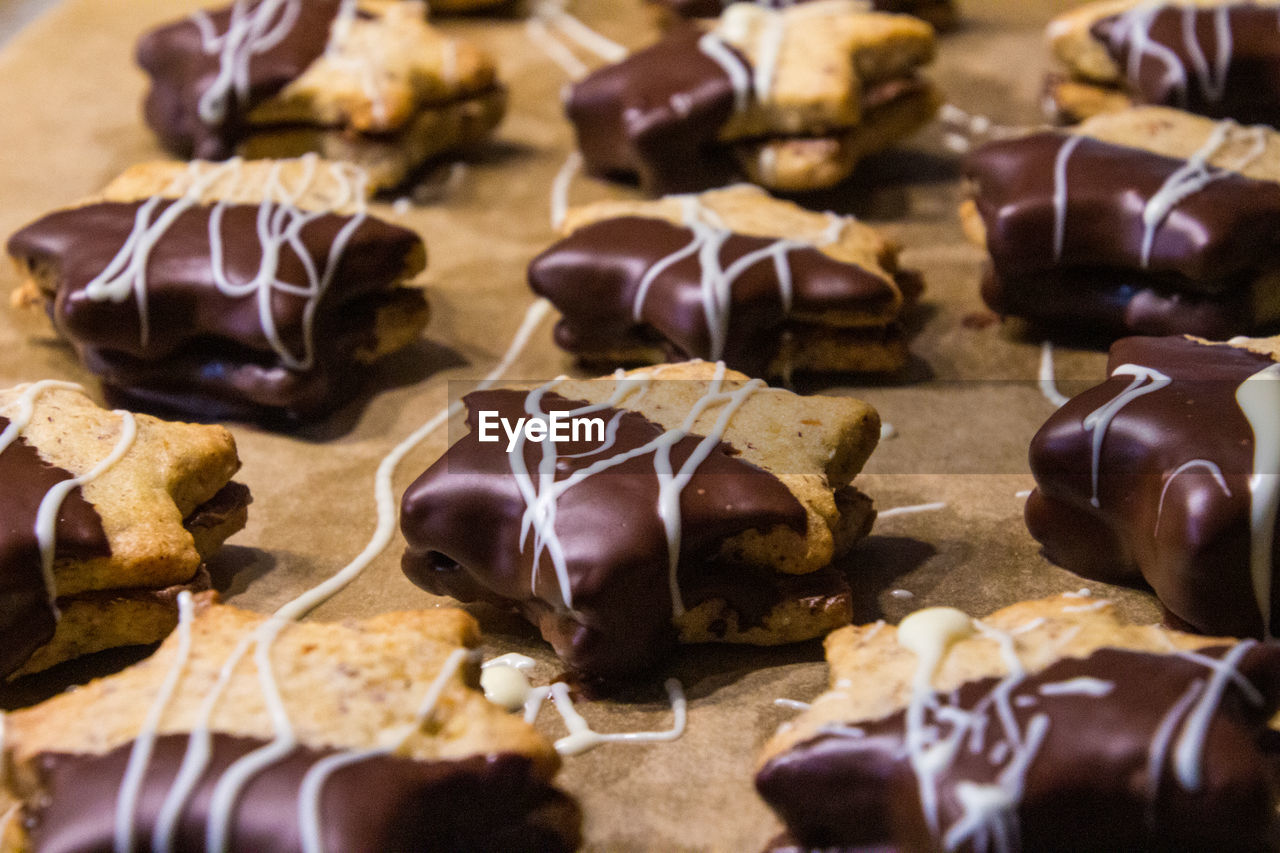 HIGH ANGLE VIEW OF COOKIES AND COFFEE ON TABLE