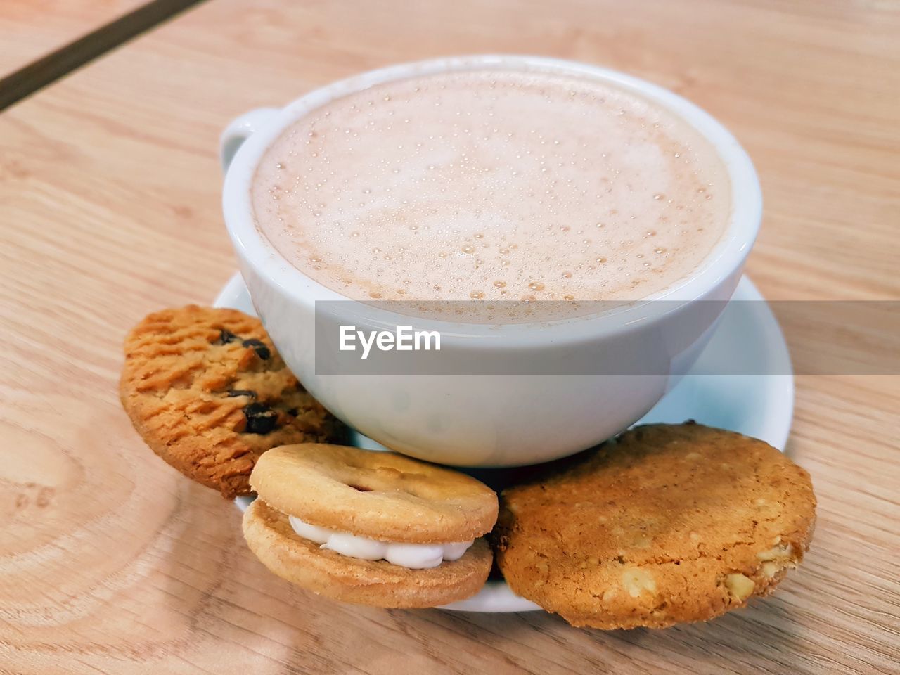 HIGH ANGLE VIEW OF COFFEE CUP AND COOKIES ON TABLE