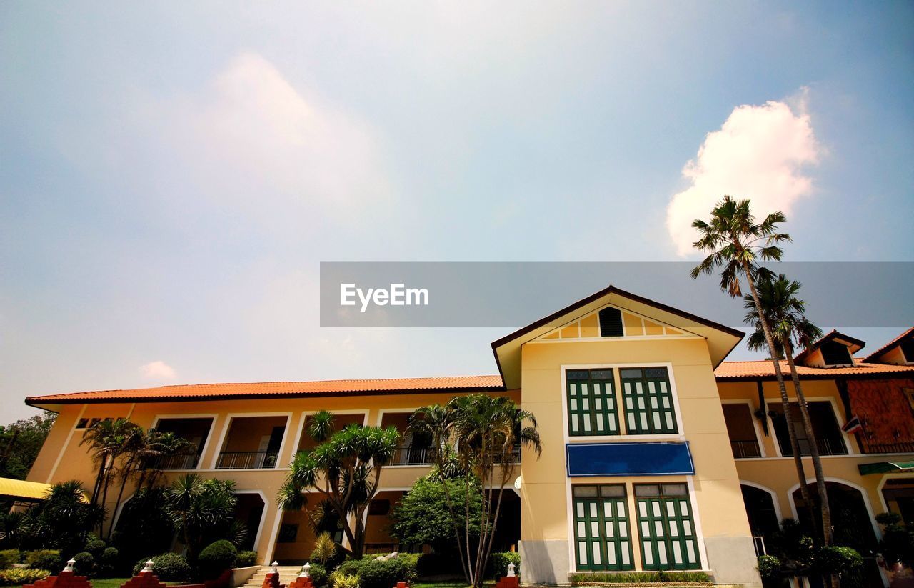 LOW ANGLE VIEW OF HOUSE AGAINST SKY