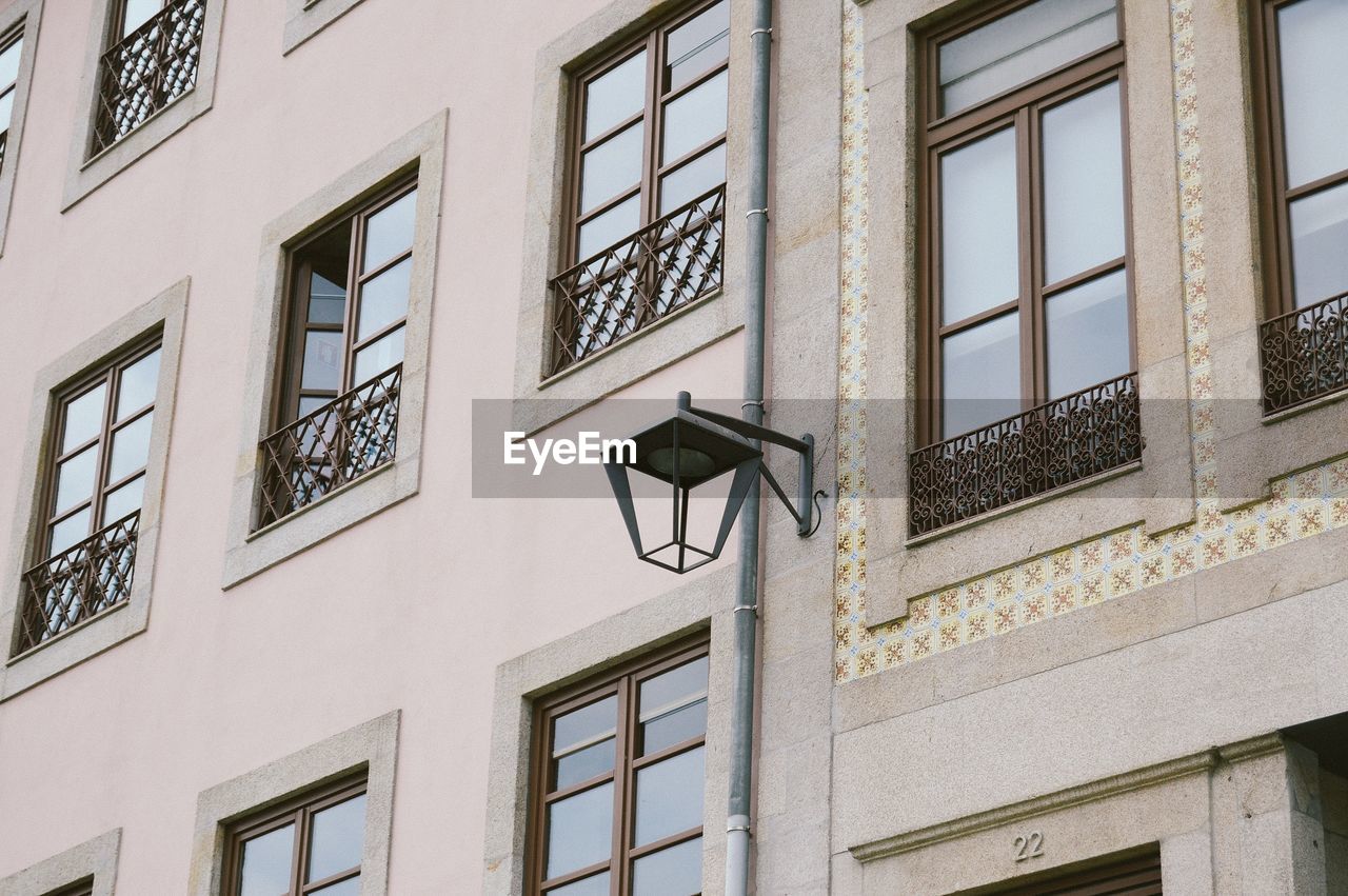 LOW ANGLE VIEW OF WINDOWS ON BUILDING