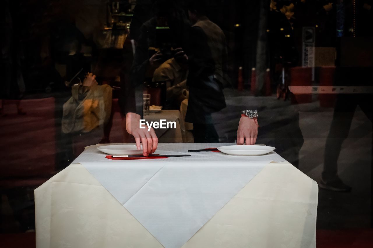 PEOPLE AT RESTAURANT TABLE