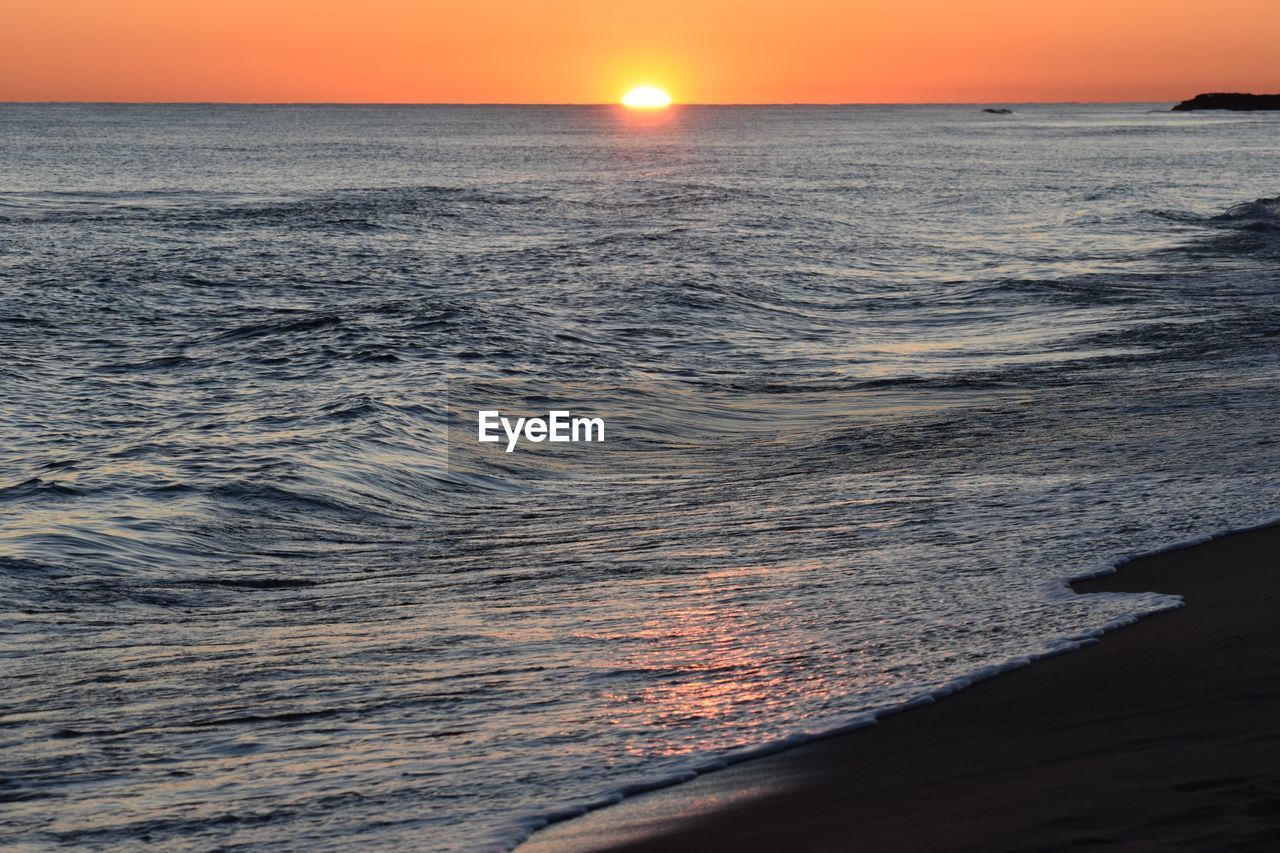 SCENIC VIEW OF SEA AGAINST SUNSET SKY