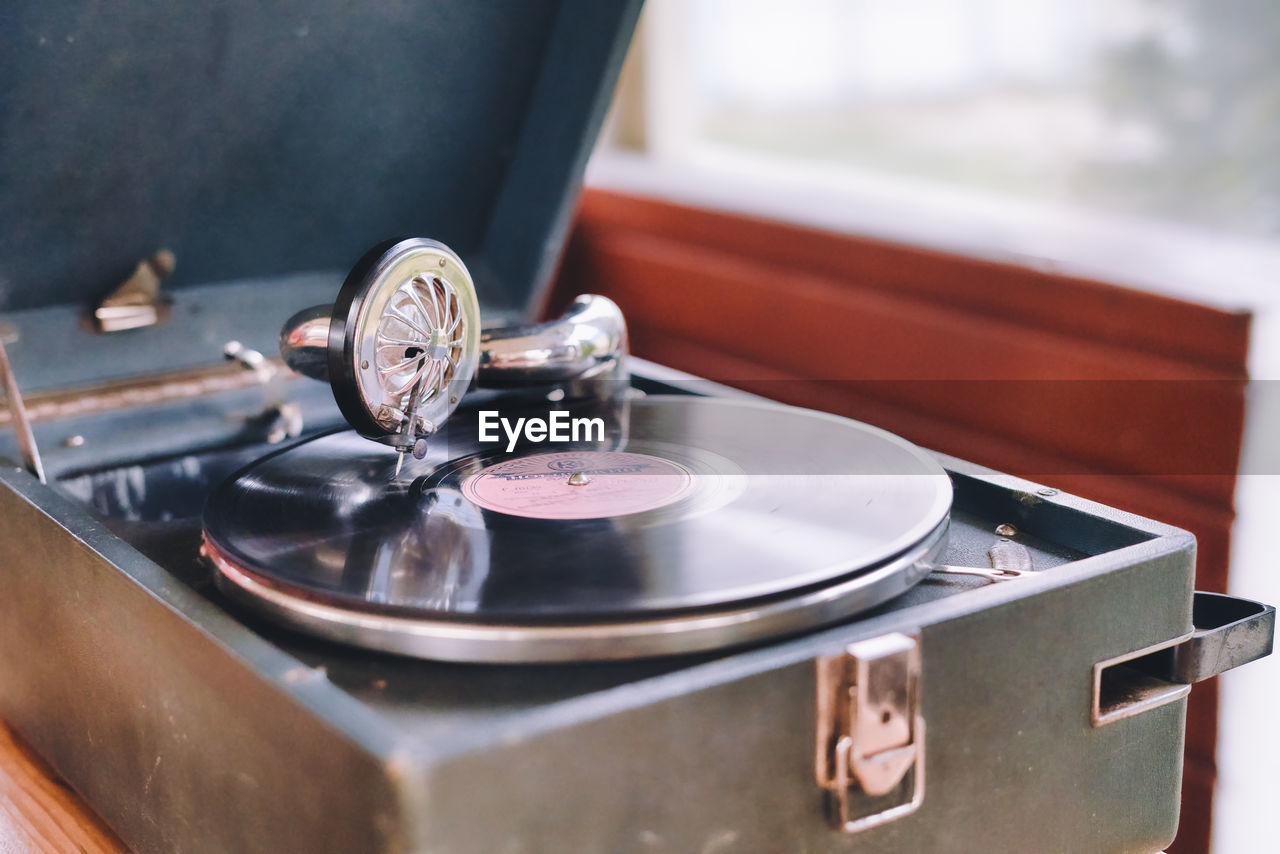 turntable, record, indoors, retro styled, music, arts culture and entertainment, no people, gramophone, domestic room, technology, nostalgia, table, close-up, home interior, gas stove, vinyl record, lifestyles, equipment