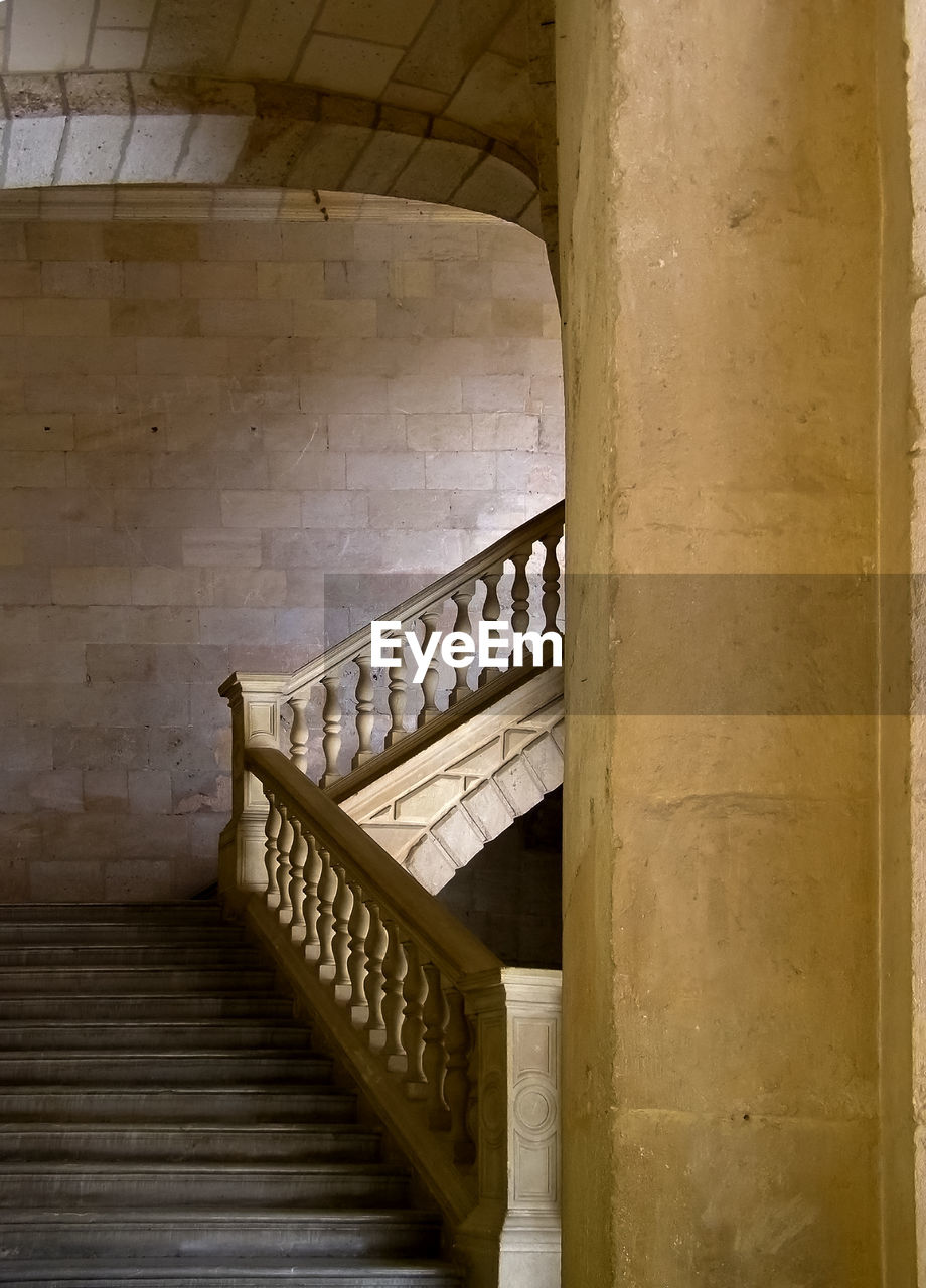 LOW ANGLE VIEW OF STAIRCASE IN BUILDING