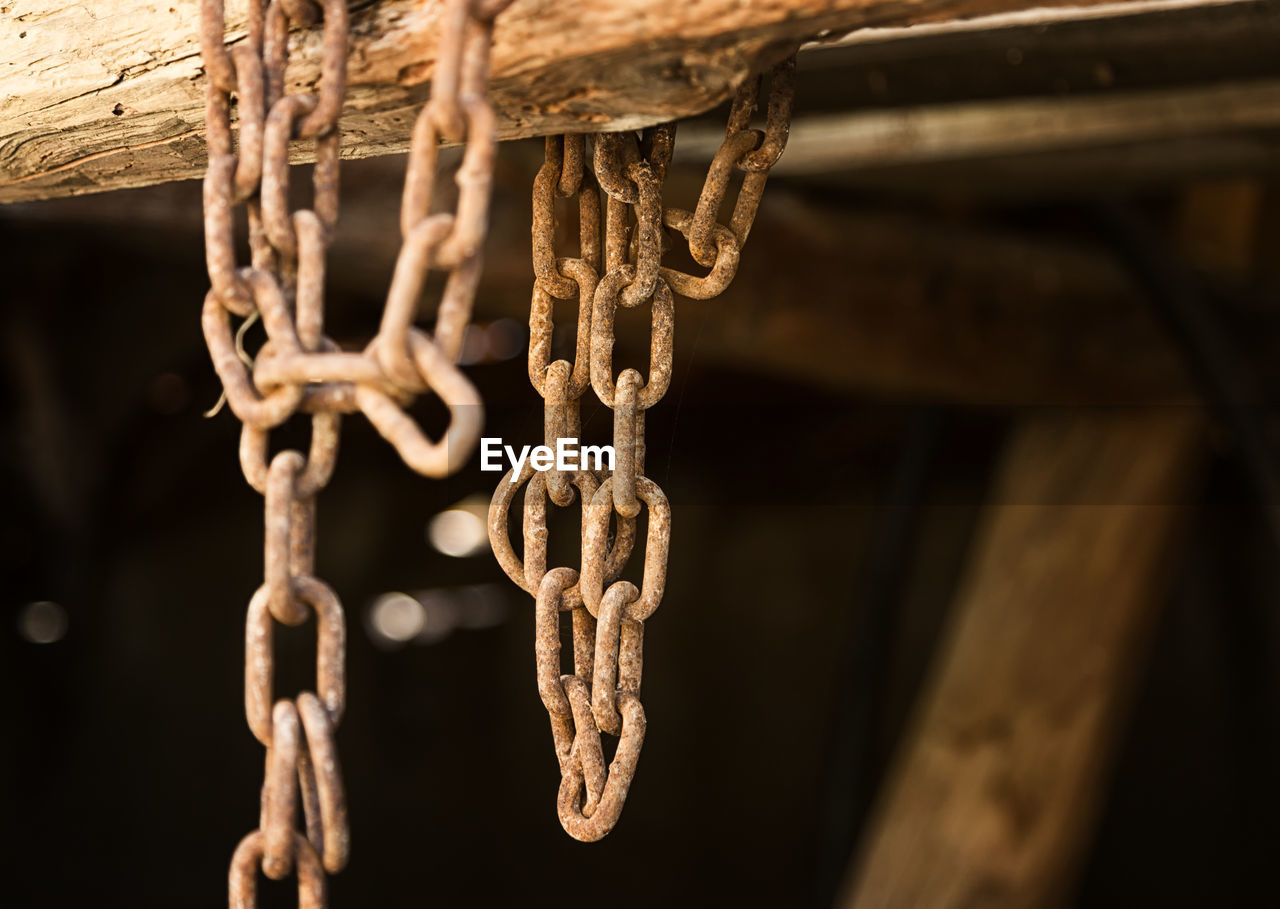 CLOSE-UP OF CHAIN HANGING
