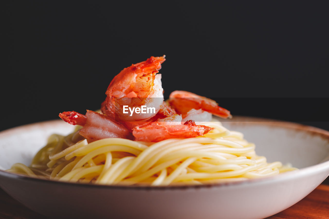 CLOSE-UP OF PASTA IN PLATE