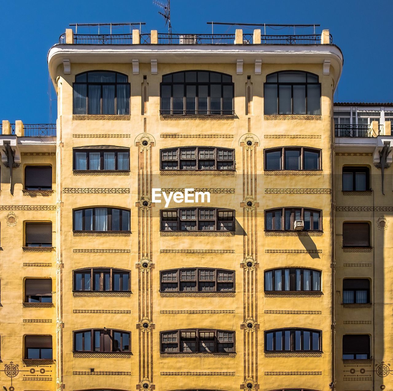 LOW ANGLE VIEW OF RESIDENTIAL BUILDING AGAINST SKY