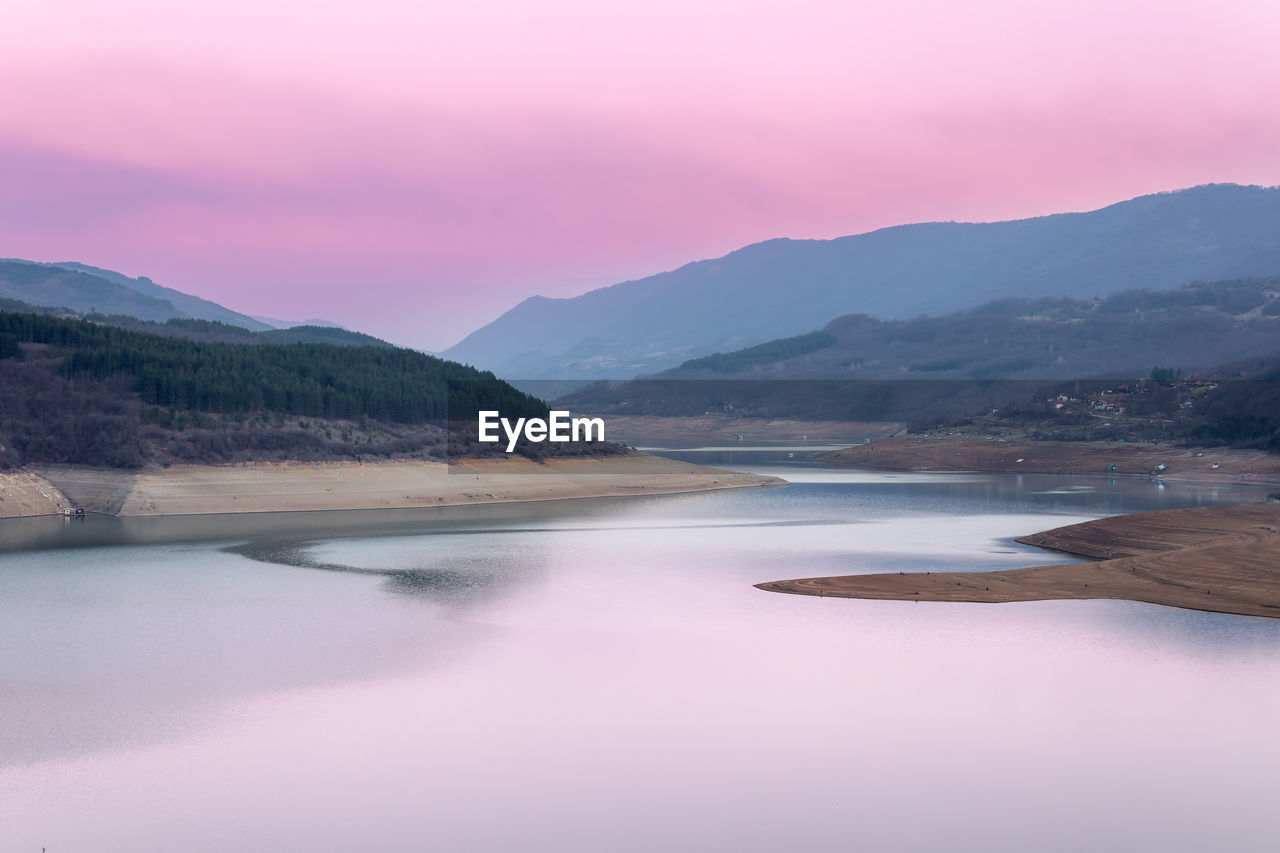 SCENIC VIEW OF LAKE BY MOUNTAINS AGAINST SKY