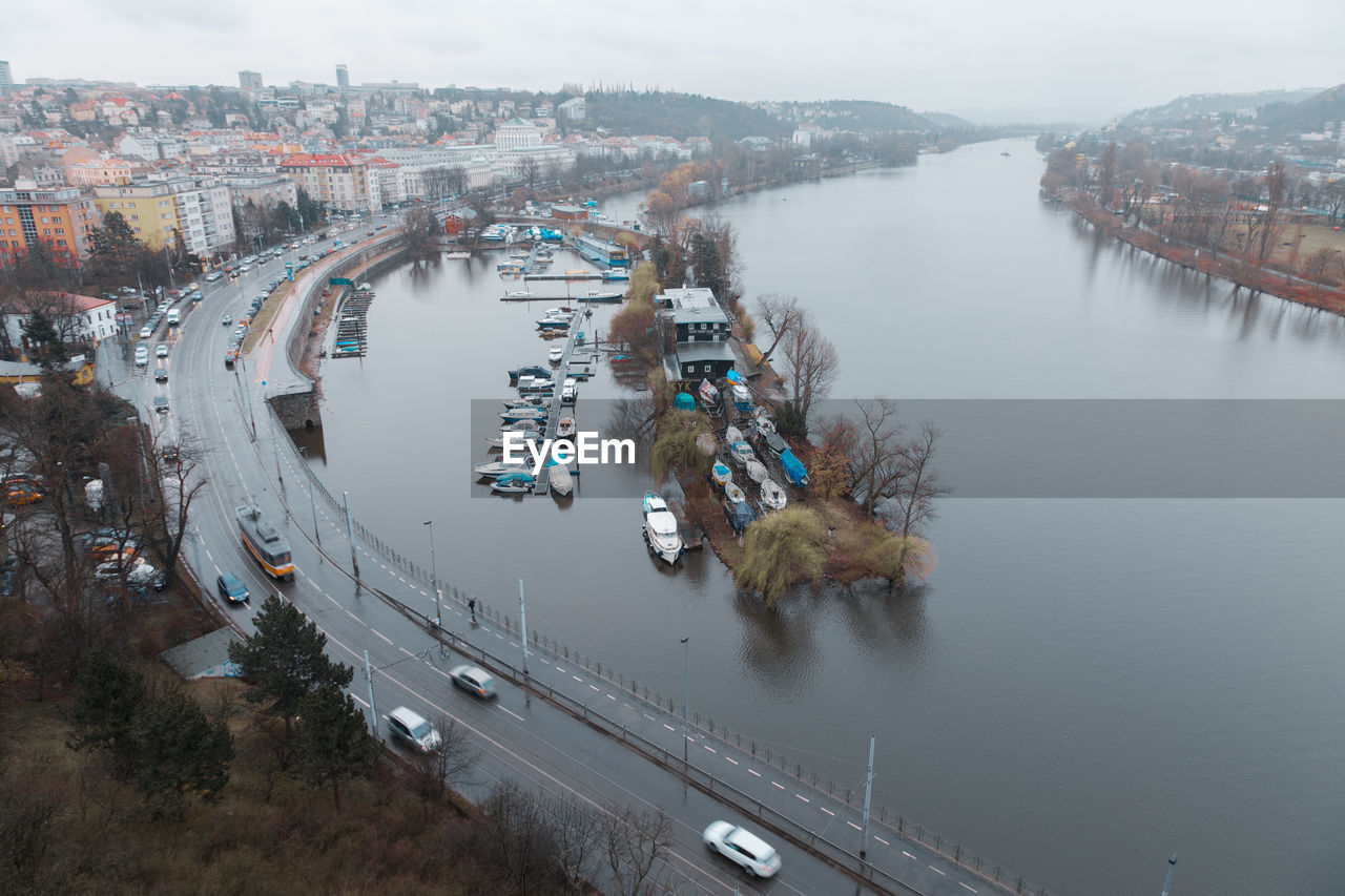 HIGH ANGLE VIEW OF BRIDGE OVER RIVER AMIDST CITY