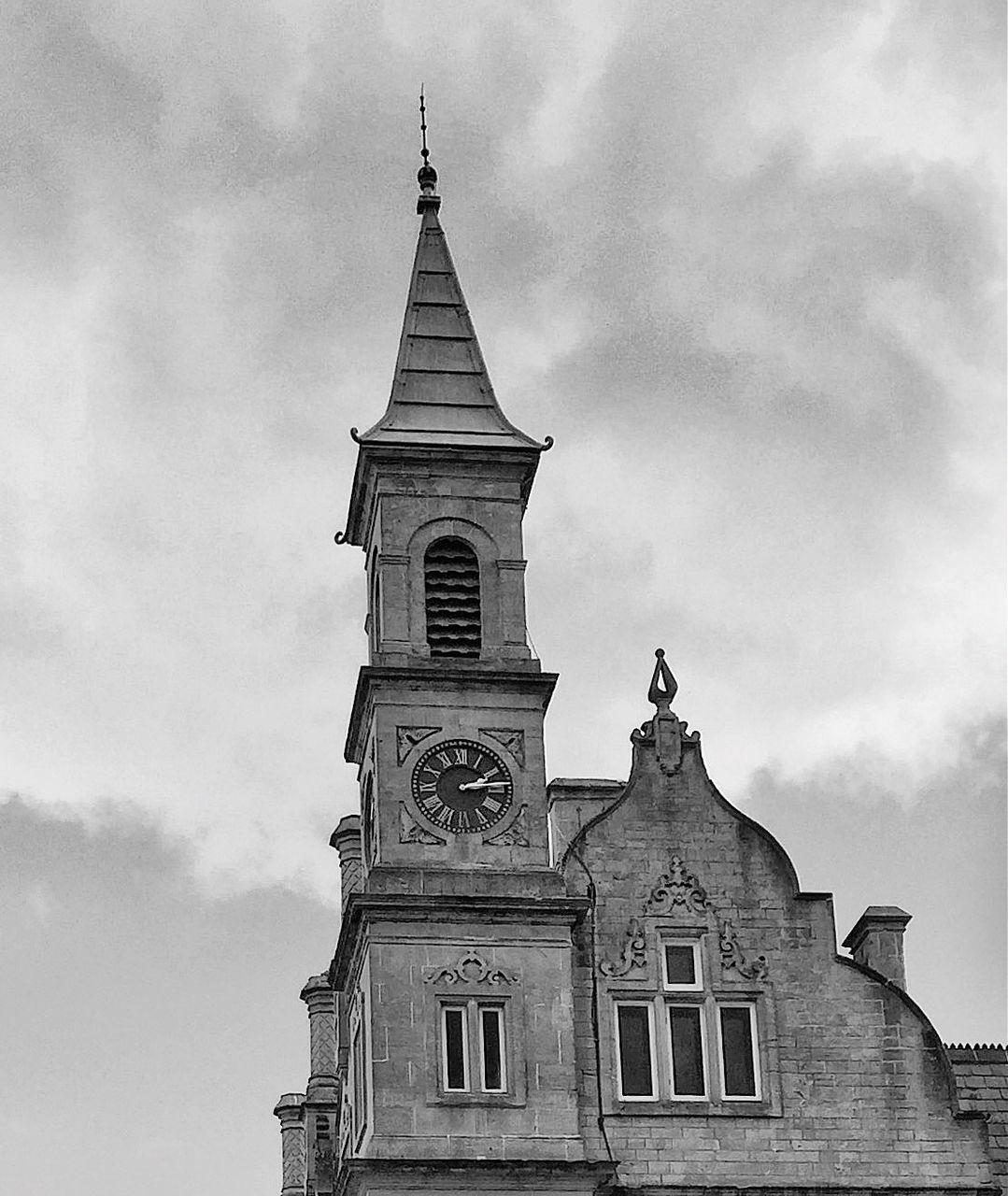 LOW ANGLE VIEW OF BUILDINGS AGAINST CLOUDY SKY