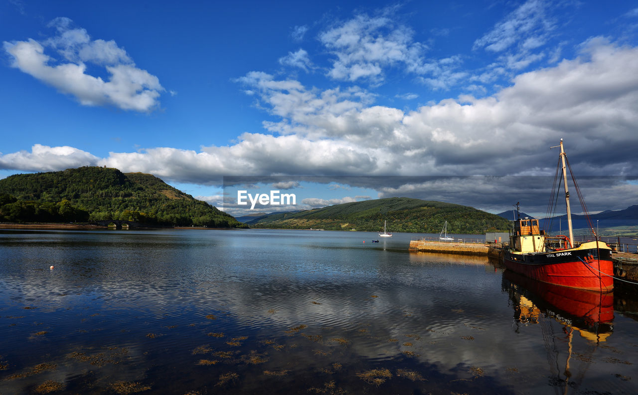 VIEW OF SAILBOAT IN LAKE AGAINST SKY