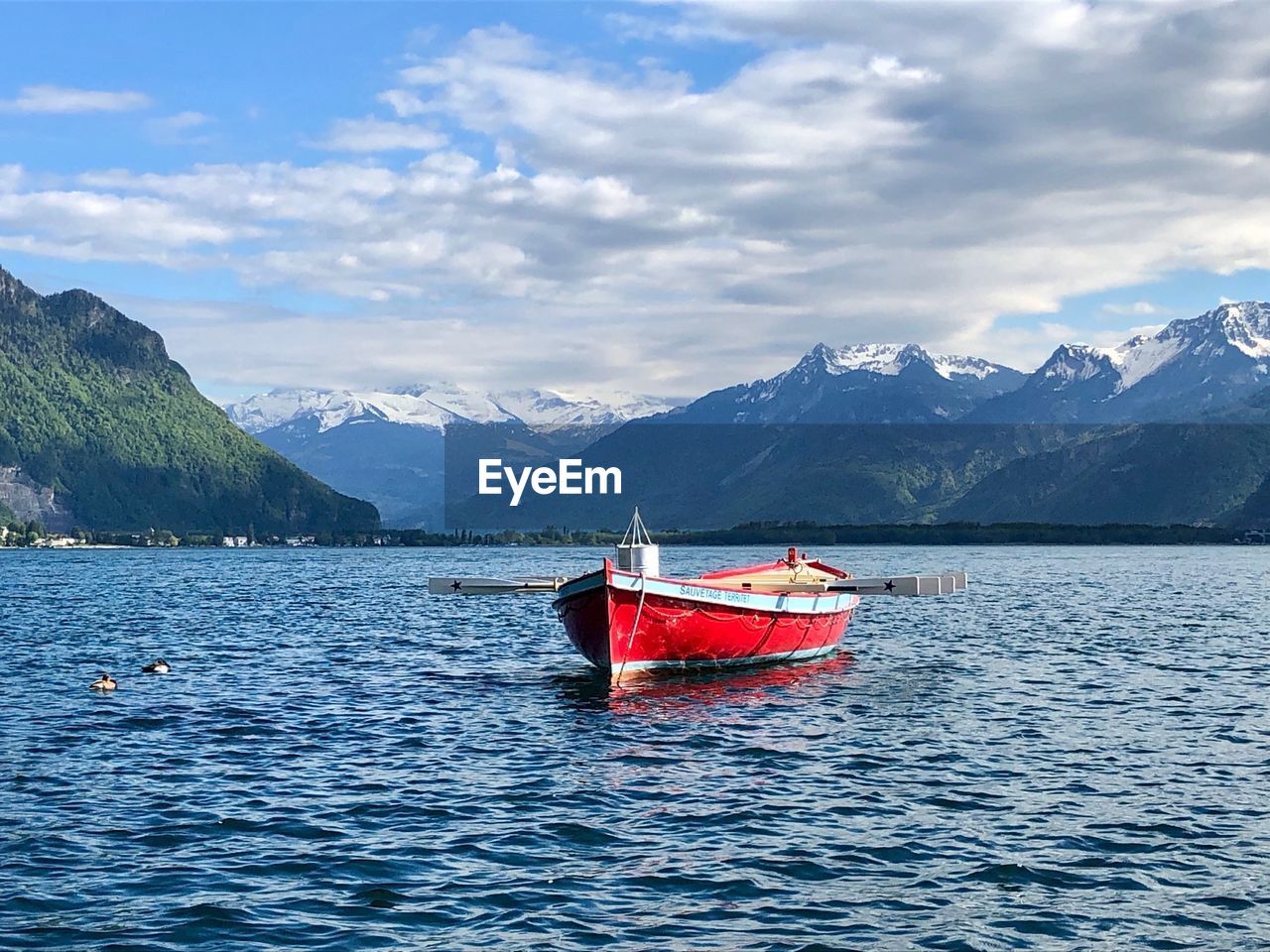 SCENIC VIEW OF SEA AGAINST MOUNTAIN RANGE