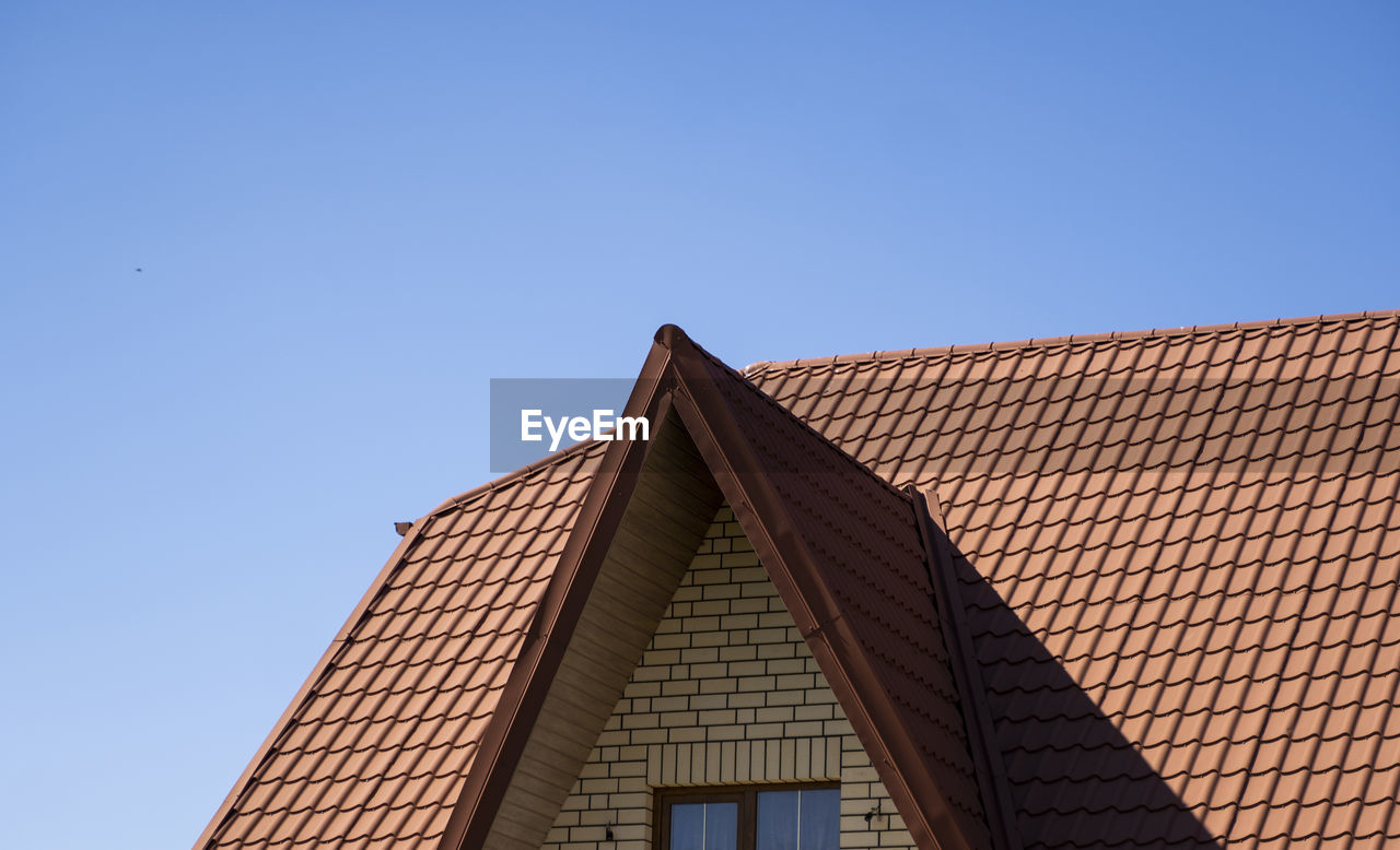 LOW ANGLE VIEW OF BUILDING AGAINST CLEAR SKY