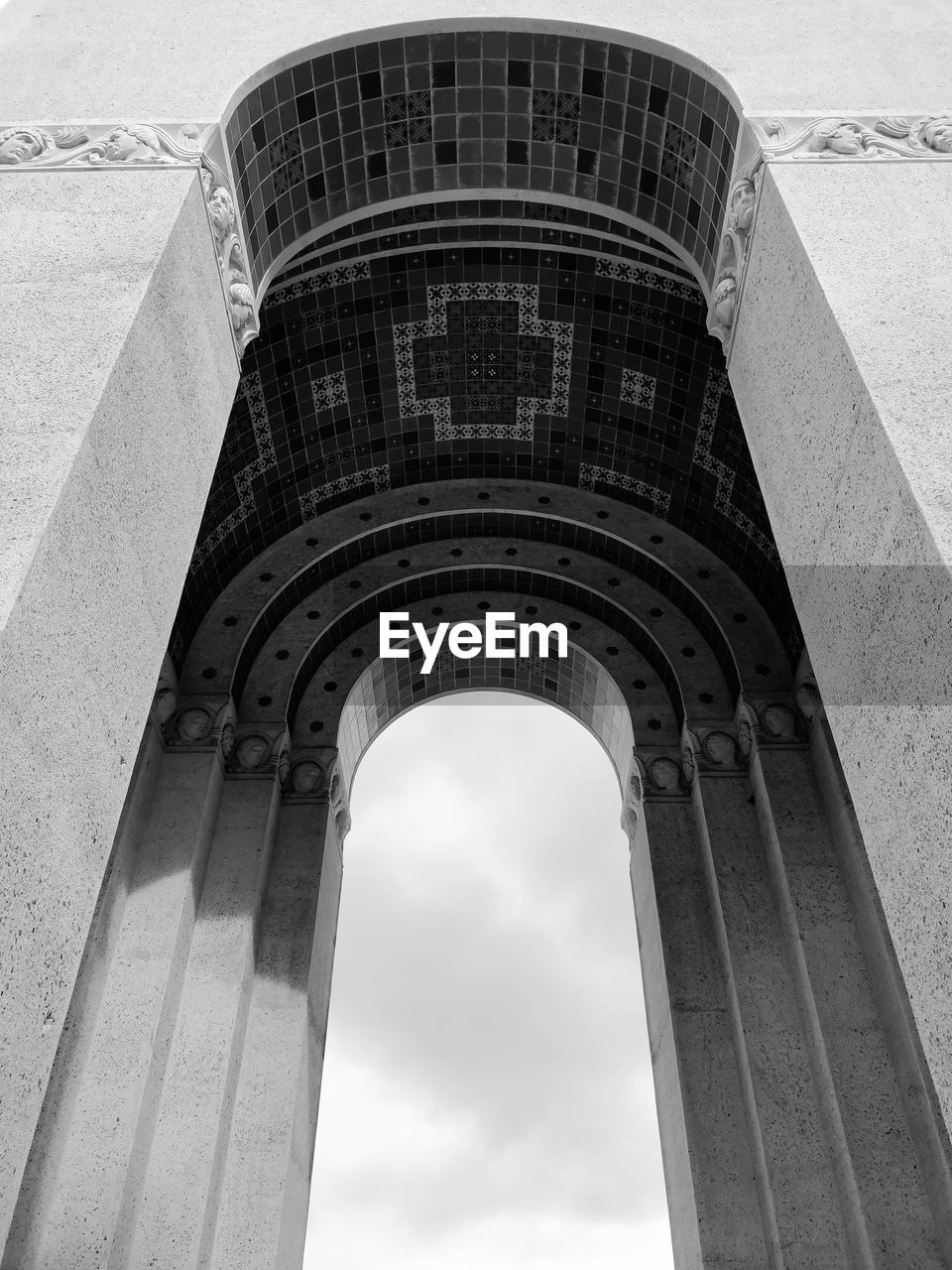 LOW ANGLE VIEW OF TOWER AGAINST SKY IN CITY