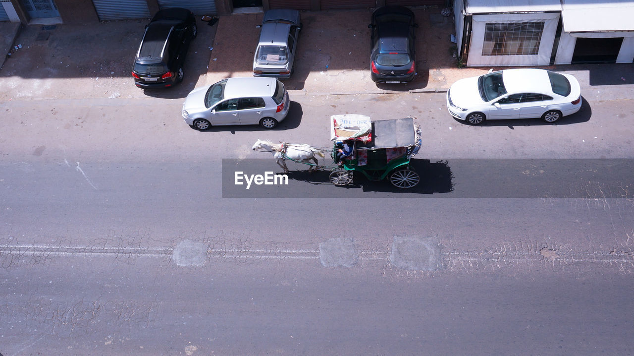 HIGH ANGLE VIEW OF CARS ON STREET