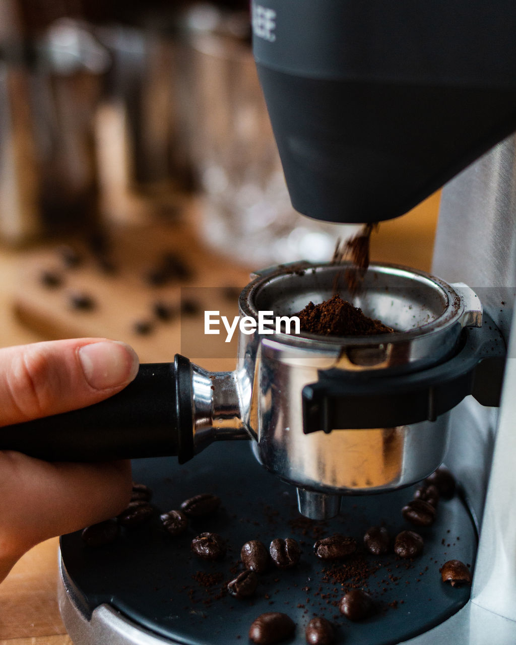 CLOSE-UP OF HAND HOLDING COFFEE