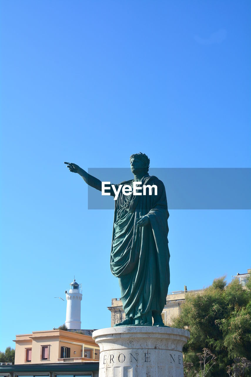 LOW ANGLE VIEW OF STATUE AGAINST SKY