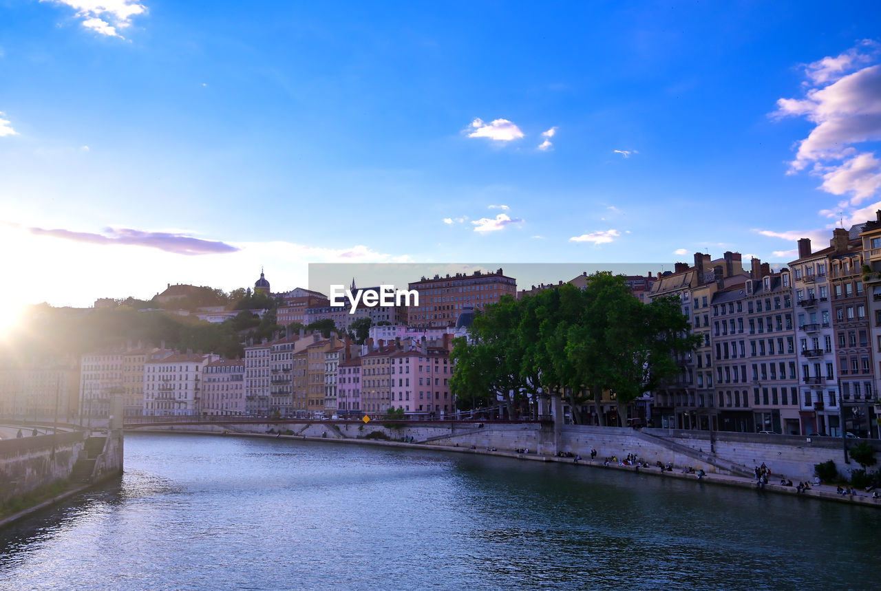 BRIDGE OVER RIVER AGAINST BUILDINGS