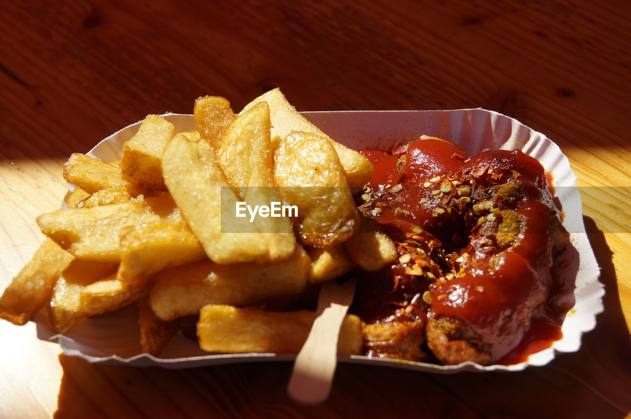 HIGH ANGLE VIEW OF MEAT AND VEGETABLES ON TABLE