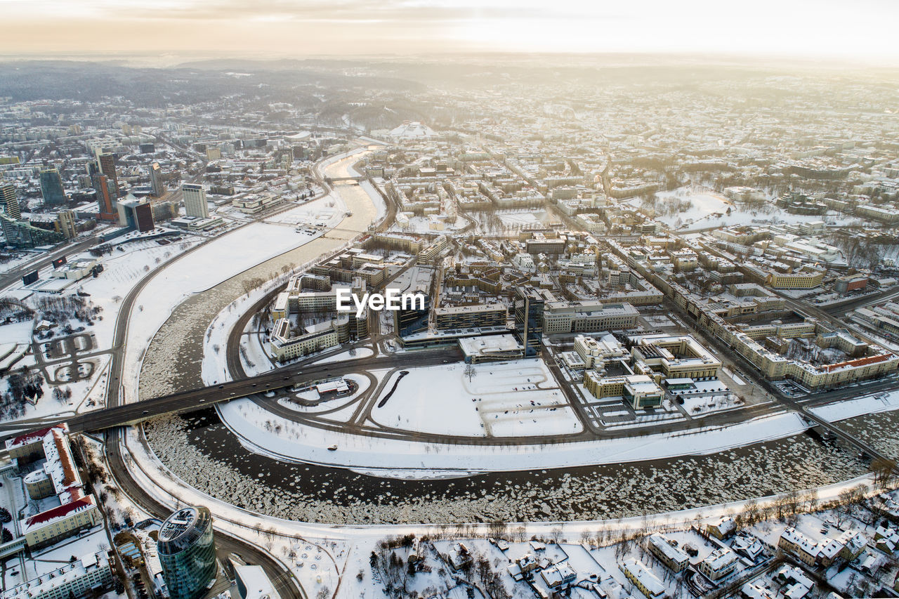 HIGH ANGLE VIEW OF CROWD ON CITY BUILDINGS