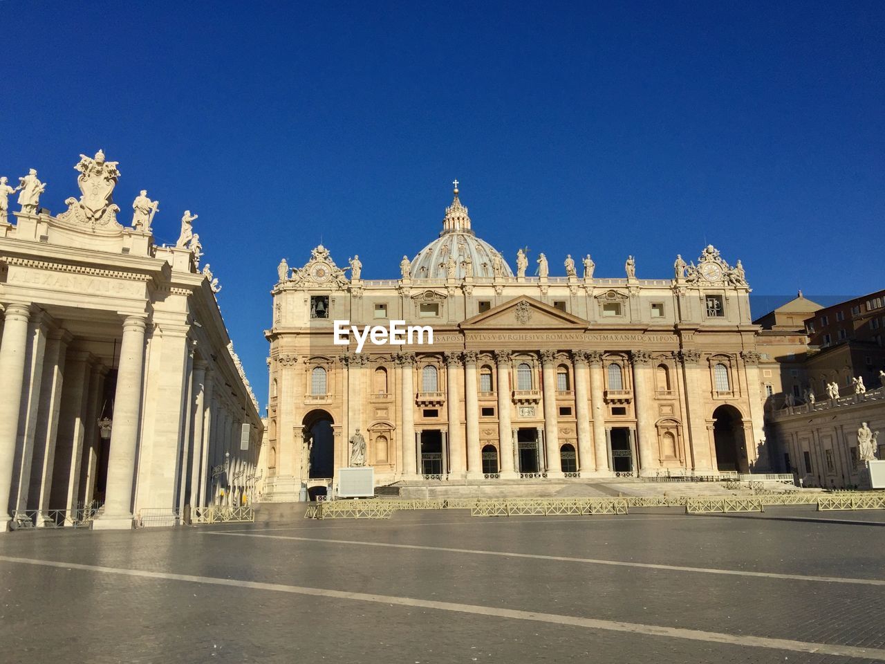 LOW ANGLE VIEW OF BUILDING IN CITY