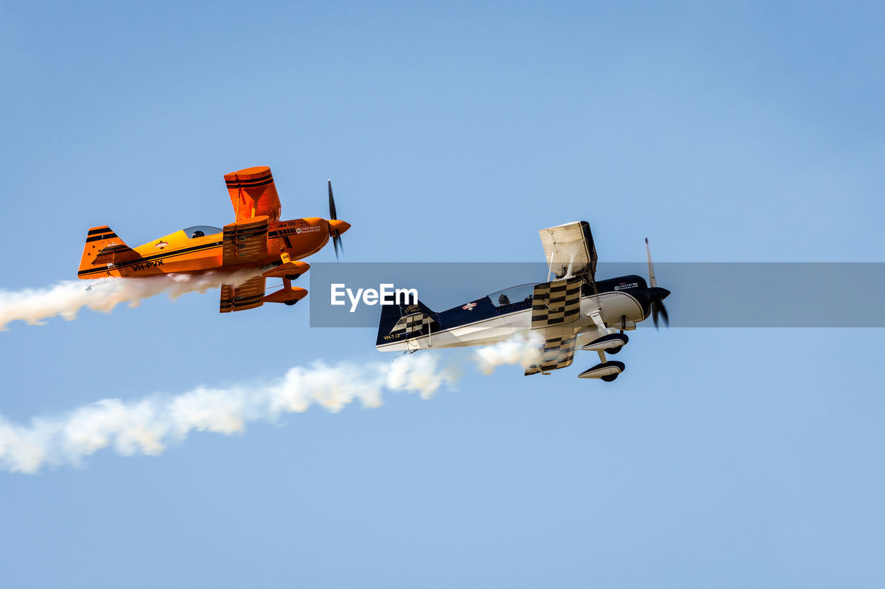 LOW ANGLE VIEW OF AIRPLANE FLYING AGAINST SKY