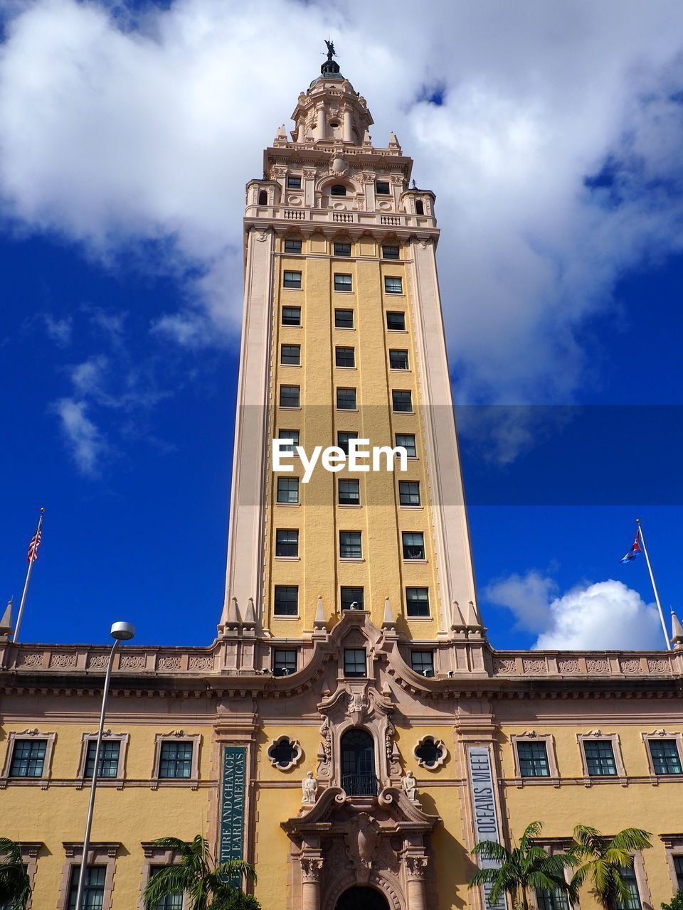 LOW ANGLE VIEW OF BUILDING AGAINST CLOUDY SKY