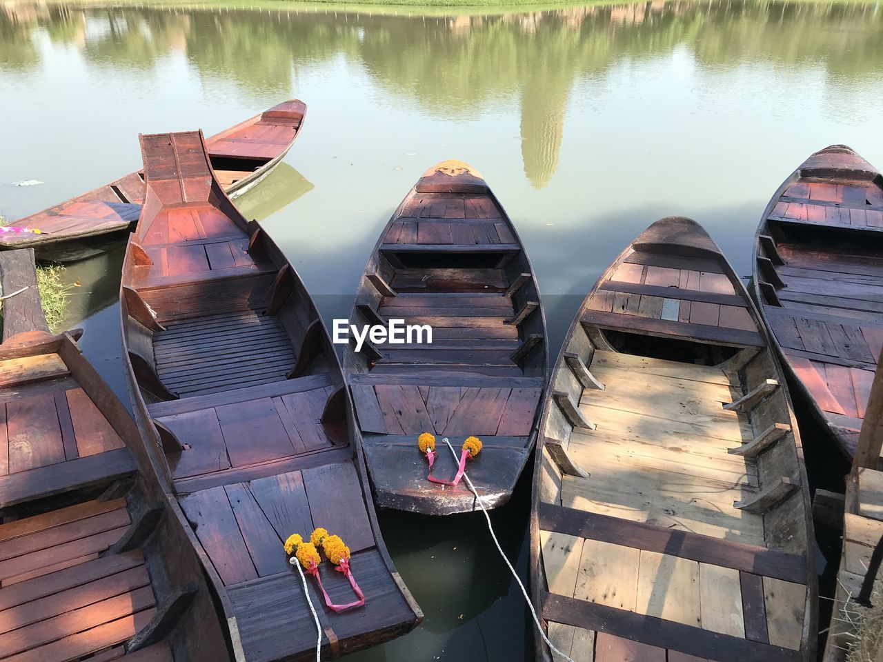 HIGH ANGLE VIEW OF BOATS MOORED BY LAKE