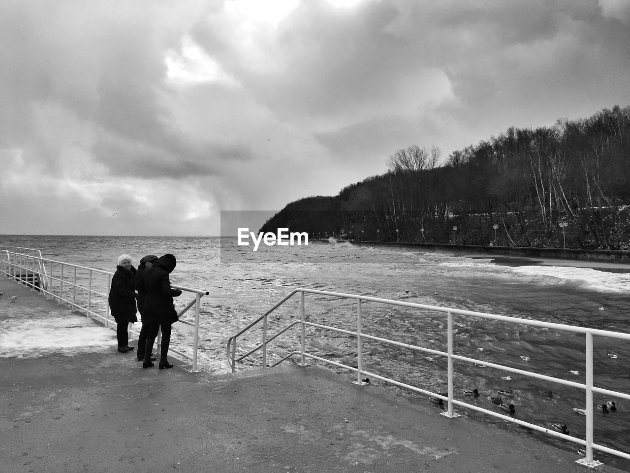 VIEW OF SEA AGAINST CLOUDY SKY